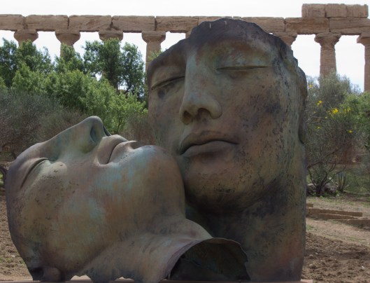 2011 03 29_Bronze sculpture duo